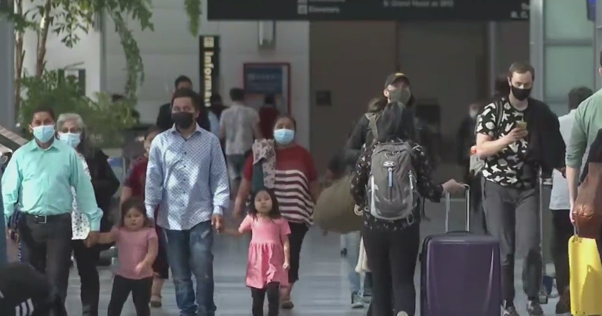 COVID Is Holiday Travel, Indoor Dining, Gatherings Safe Amid Omicron