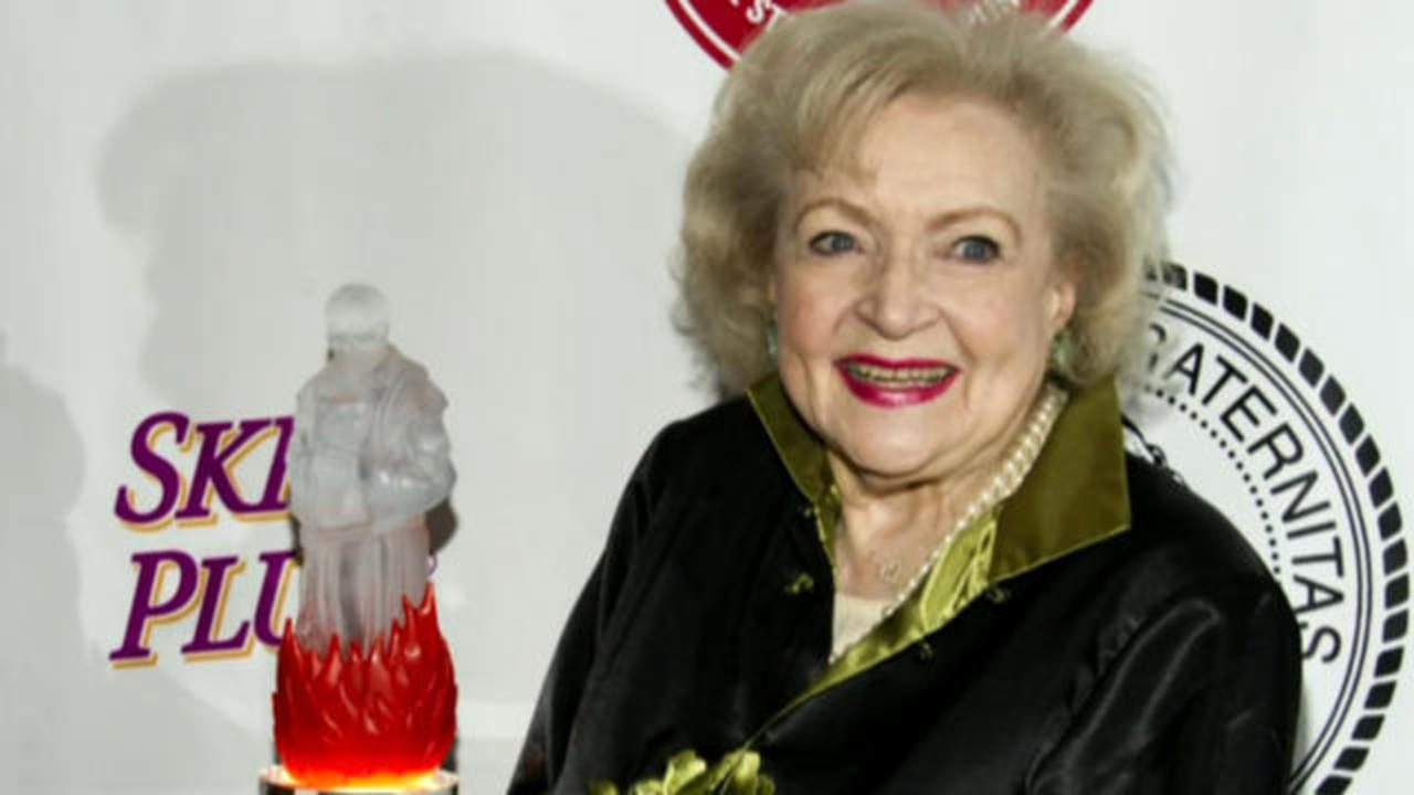 Ryan Reynolds Reacts After Betty White Claims He Can't Get Over Her