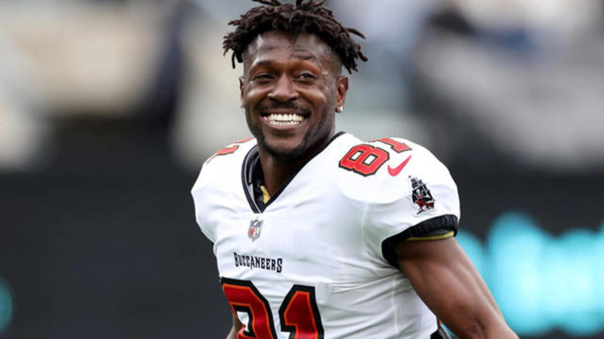 Coach says Antonio Brown no longer on the Tampa Bay Buccaneers after  leaving the field mid-game - CBS News