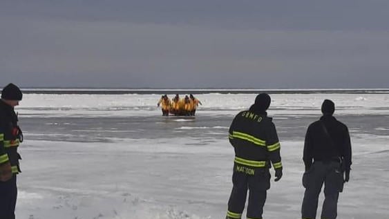 green-bay-ice-chunk-rescue-010822.jpg 