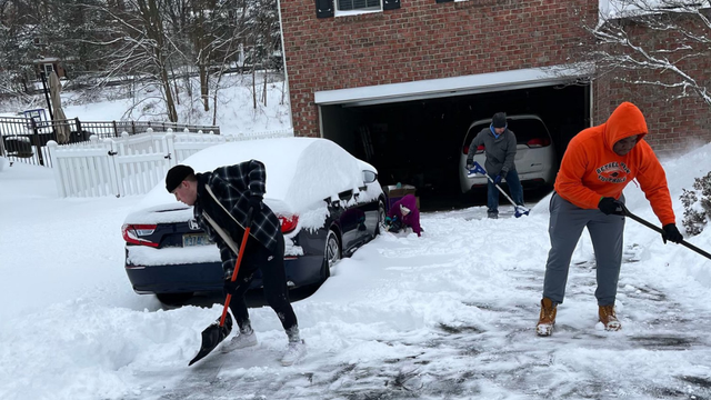 bethel-park-football-team-shoveling-snow.png 