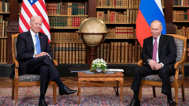 cbsn-fusion-biden-threatens-personal-sanctions-against-putin-as-tensions-grow-over-ukraine-thumbnail-880825-640x360.jpg 