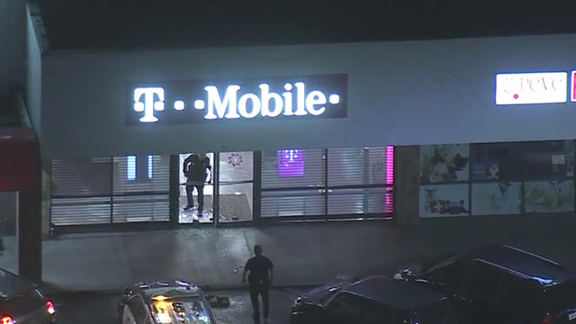 reseda-t-mobile-robbery.jpg 