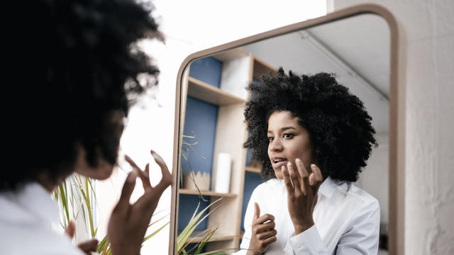 woman putting on makeup 