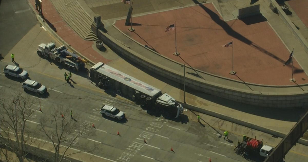 Tractor Trailer Overturns At Base Of Ben Franklin Bridge Cbs Philadelphia 2562