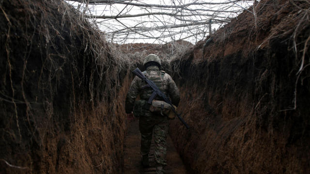cbsn-fusion-ukrainian-troops-met-with-heavy-artillery-at-the-frontlines-as-tensions-escalate-at-the-border-with-russia-thumbnail-902155-640x360.jpg 