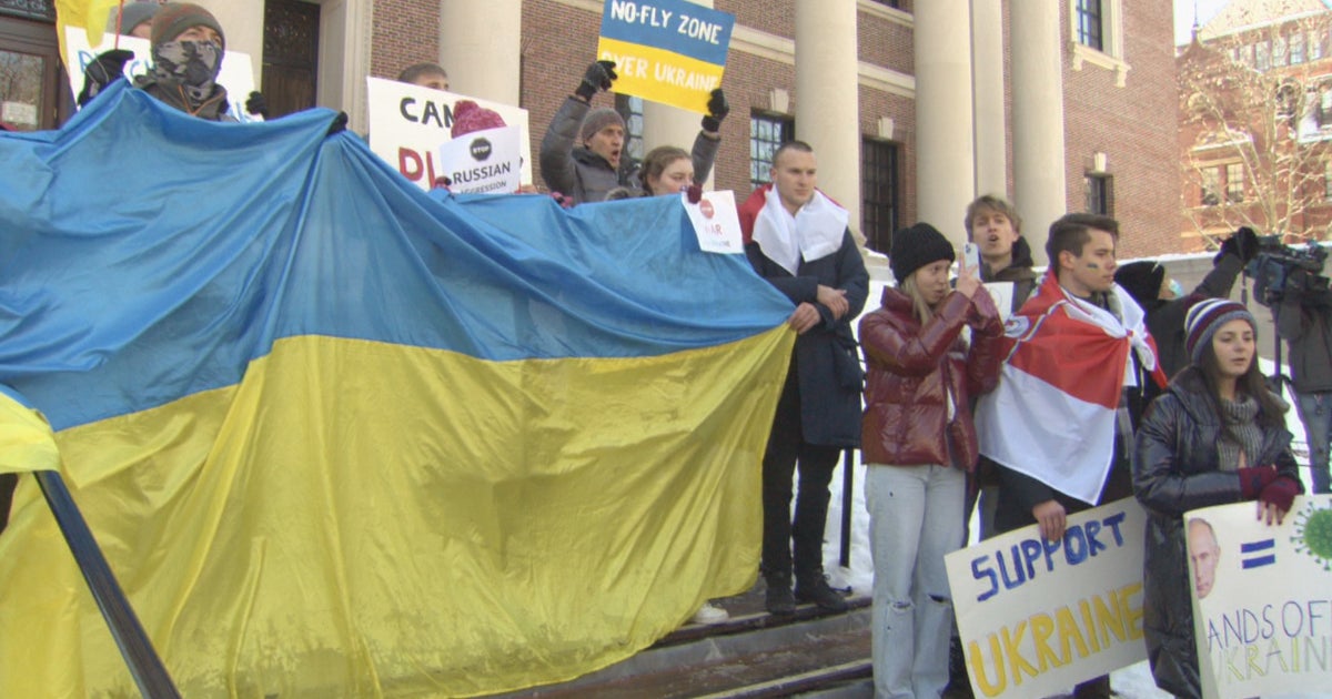 Harvard Students Hold Rally On Campus In Support Of Ukraine - CBS Boston