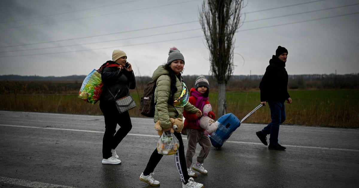 Airbnb setting up free housing for up to 100,000 Ukraine refugees CBS News