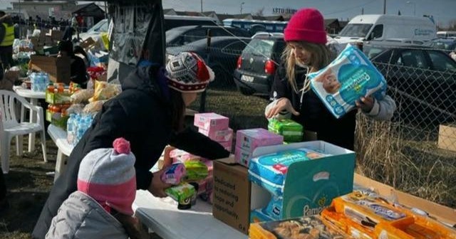 Charities Aid Groups Help Families Fleeing War Torn Ukraine Cbs News Charities Aid Groups Help Families Fleeing War Torn Ukraine Cbs News