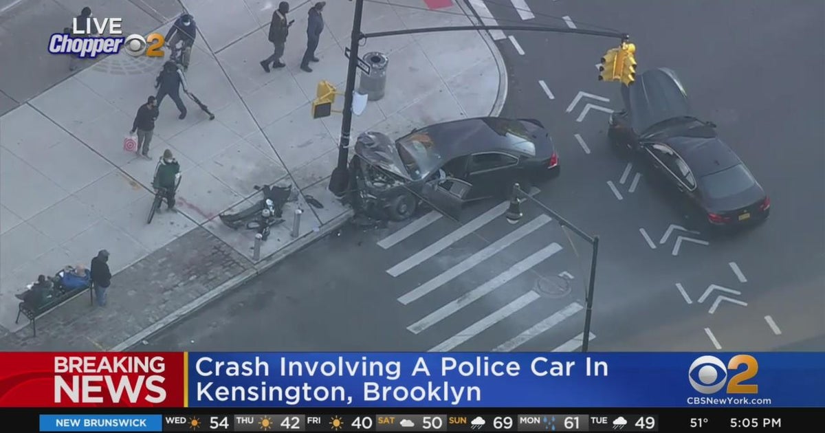 Crash involving a police car in Kensington, Brooklyn - CBS New York