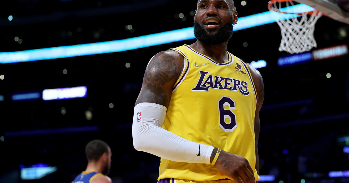LeBron James scores 56 points, Lakers beat Warriors to end skid