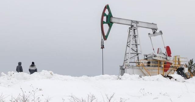 MoneyWatch Russian oil ban puts squeeze on Americans, energy sector