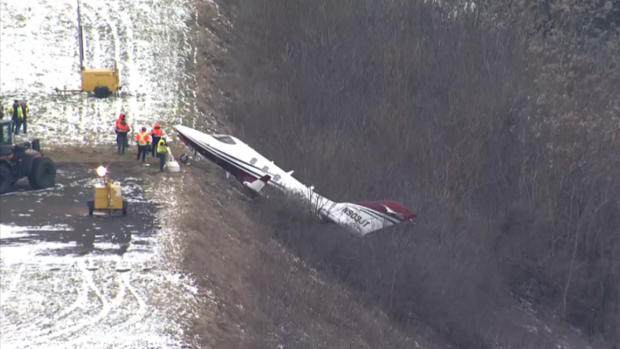 allegheny county airport plane off runway 