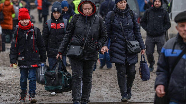 cbsn-fusion-ukrainian-citizen-flee-to-poland-as-conflict-with-russia-continues-thumbnail-917094-640x360.jpg 