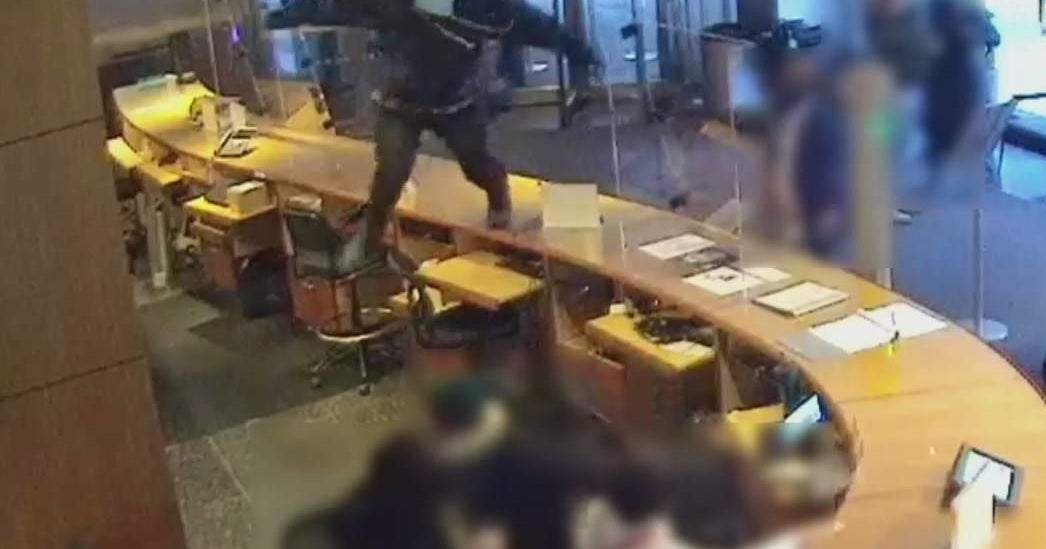 Man accused in MoMA stabbing extradited to New York to face charges(00)