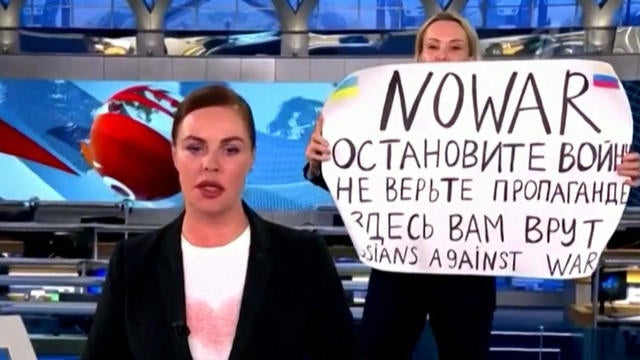 Marina Ovsiannikova med skylten "NO WAR" Marina Ovsiannikova med skylten "NO WAR"