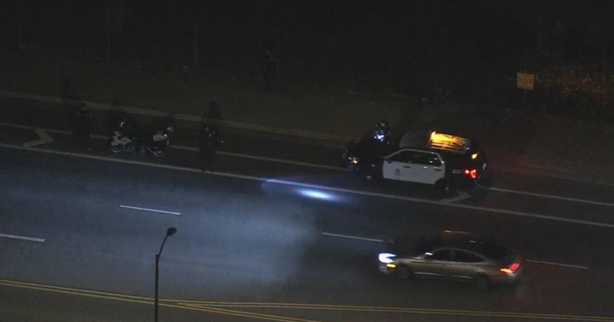 Suspect flees after hitting motorcycle officer - CBS Los Angeles