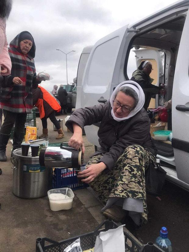 Dominican sister serves coffee on Poland-Ukraine border. 