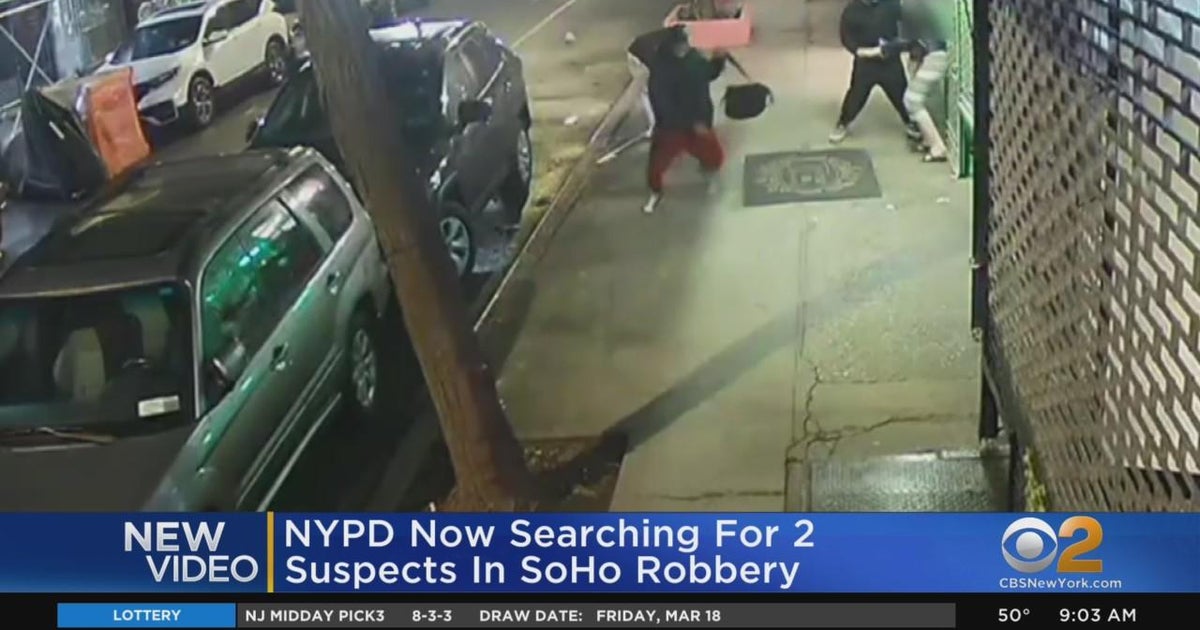 NYPD searching for suspects in SoHo robbery - CBS New York