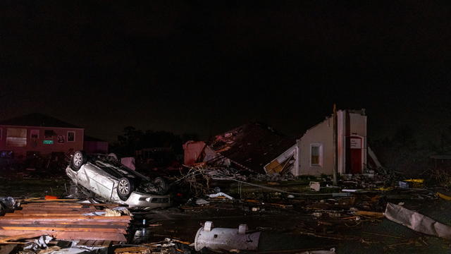 Tornado strikes New Orleans area 