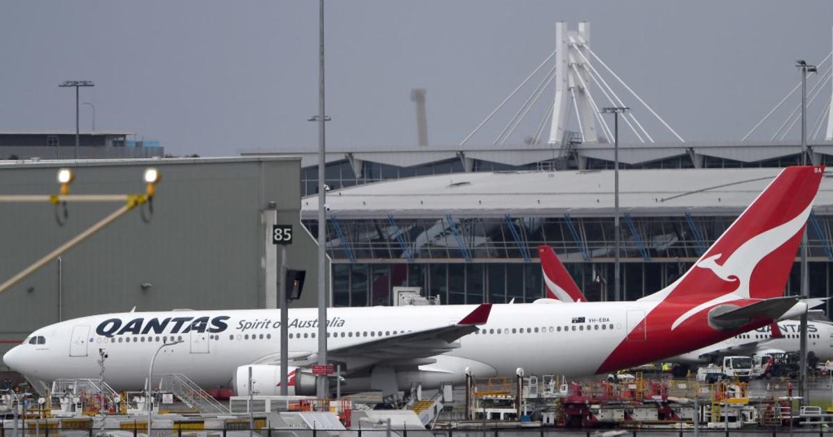 Qantas allowing male cabin crew members to wear makeup and women to scrap high-heels