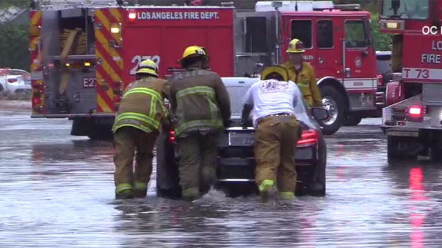 car-stuck-flooding-tarzana.jpg 