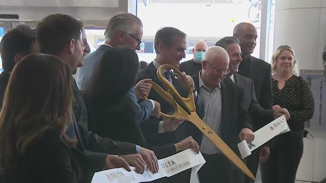 delta-terminal-ribbon-cutting.jpg 