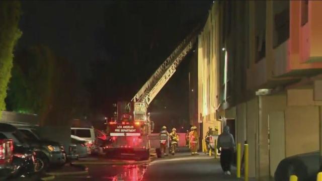 Fire breaks out in Reseda apartment complex 