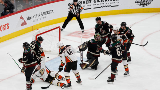 Zegras, Ducks snap 11-game skid with 5-0 win over Coyotes