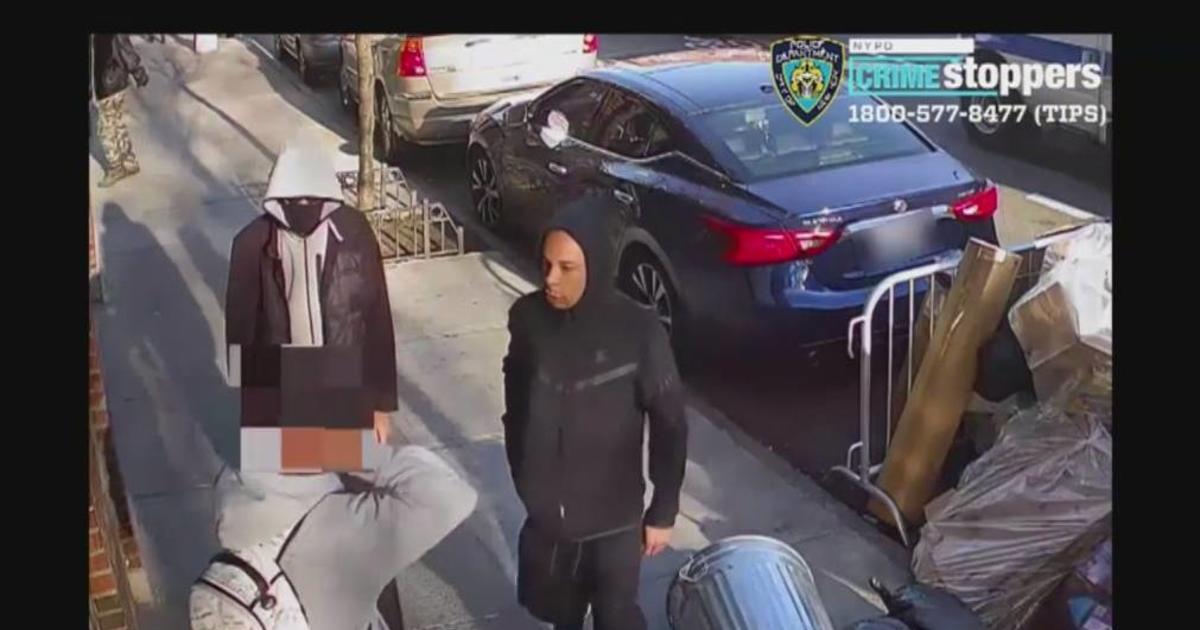 Caught on video: Suspects rob teen on Bronx sidewalk, steal $9,000 worth of property, police say - CBS New York