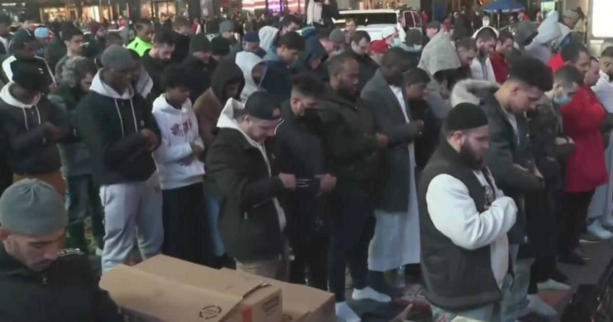 Hundreds gather in Times Square to mark beginning of Ramadan CBS New York