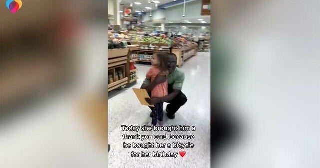 This Publix employee and a little girl are best friends CBS News