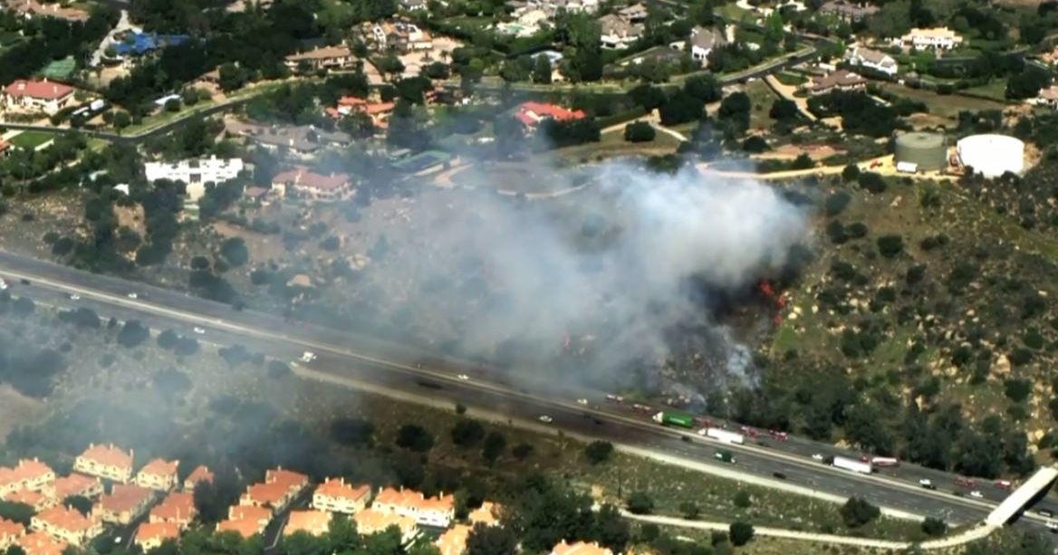 Small brush fire erupts off 118 Freeway in Chatsworth - CBS Los Angeles