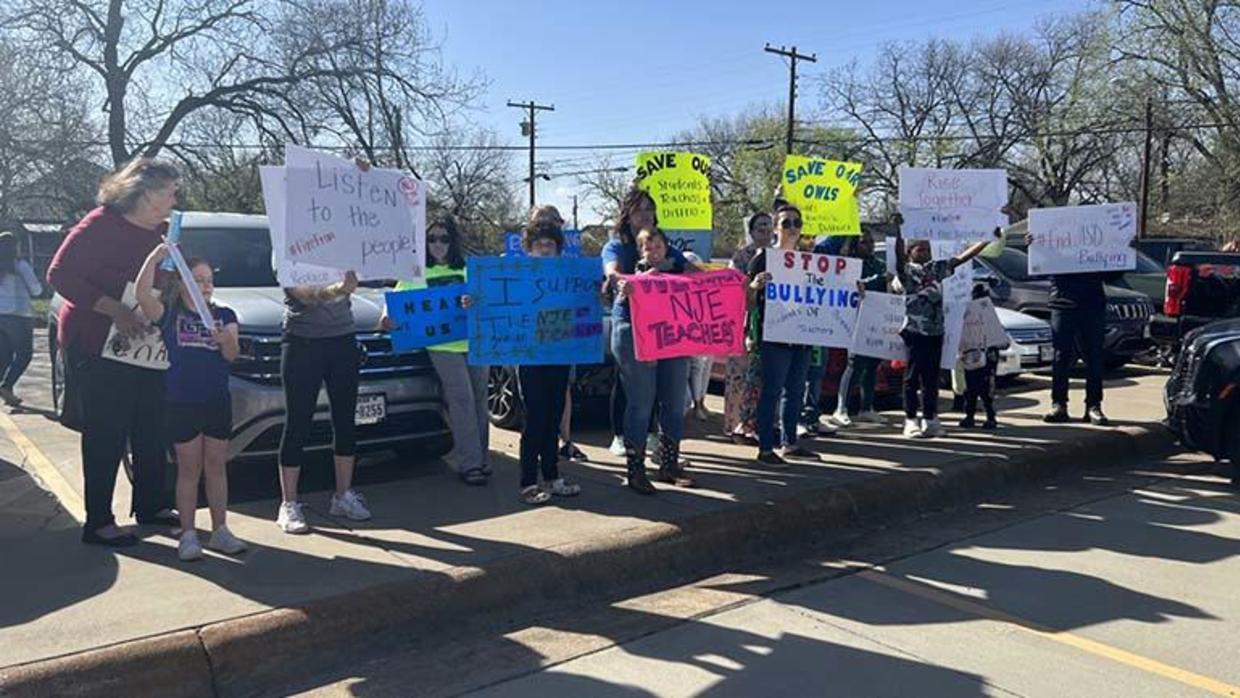 Joshua Isd Parents And Students Protest Bullying After Teachers Resign 