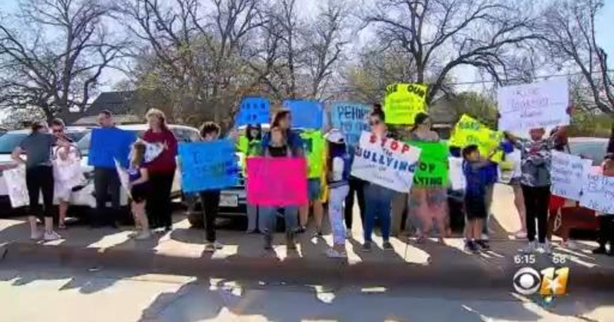 Joshua ISD parents and students protest bullying after teachers resign