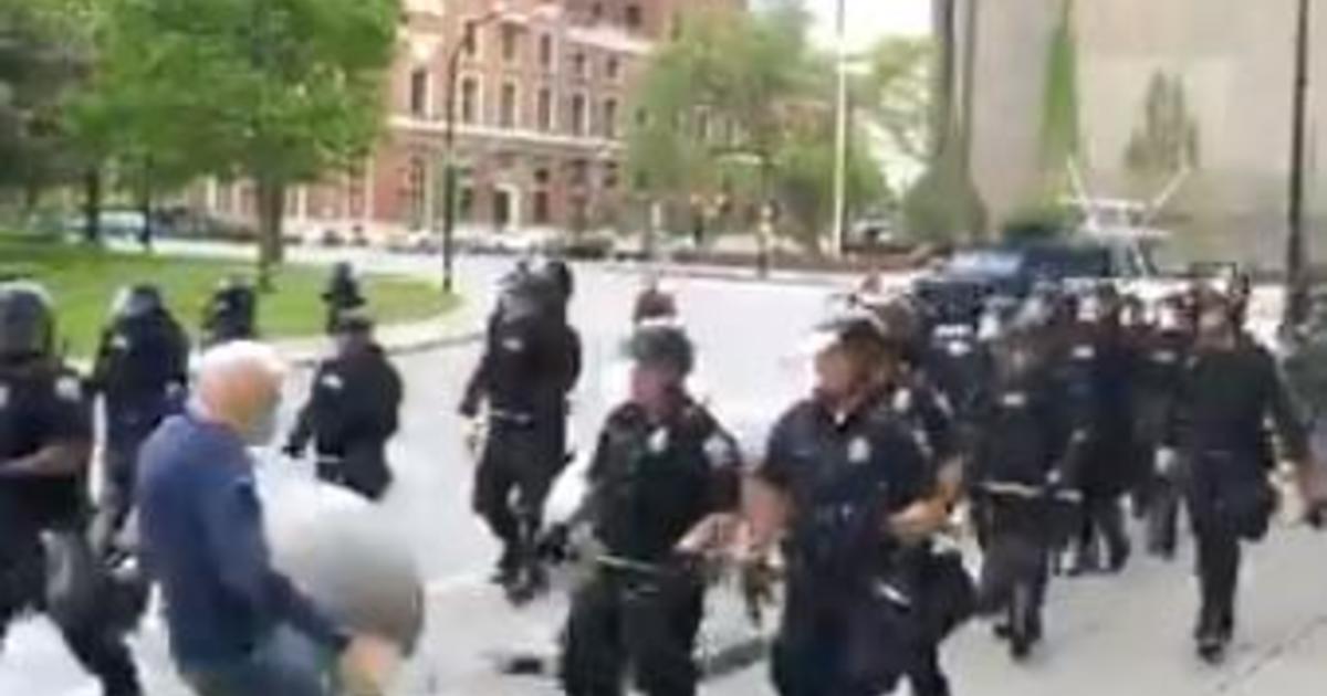 Buffalo Police Officers Who Shoved Martin Gugino 75 At Blm Protest Cleared By Arbitrator Cbs 0446