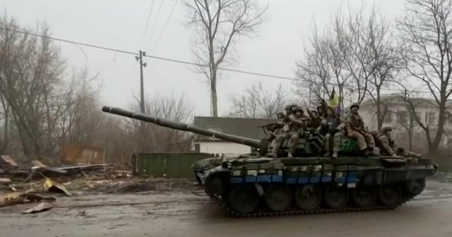 Ukraine warns citizens in the east to flee as Russia shifts focus - CBS ...
