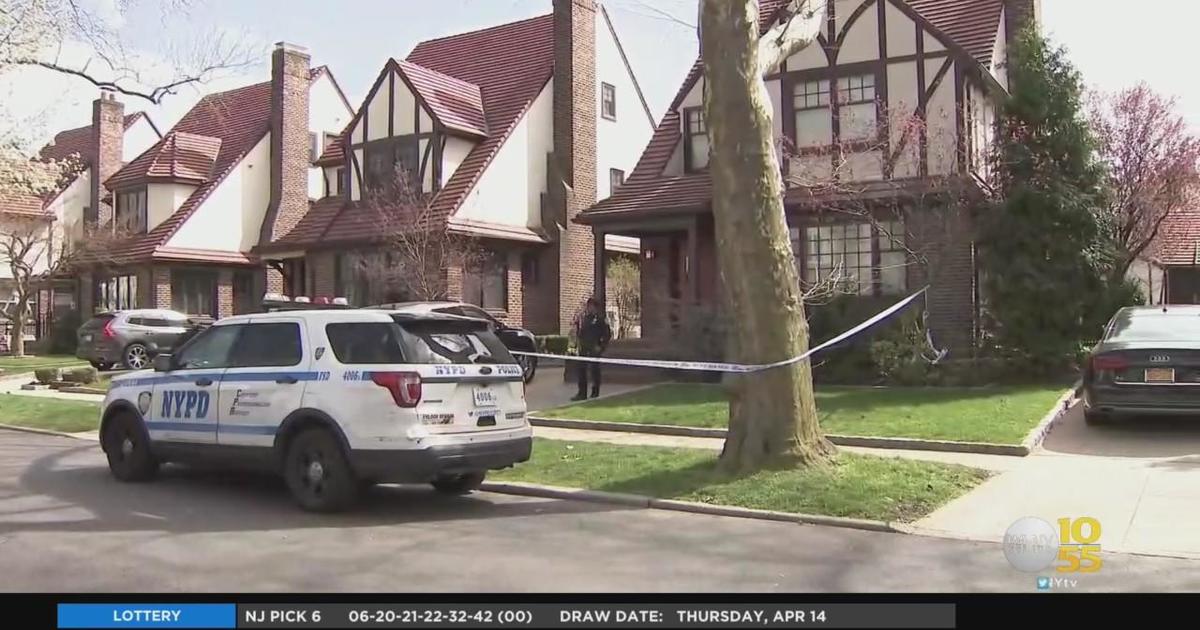 Woman's body found stuffed inside duffle bag in Queens, police say CBS New York