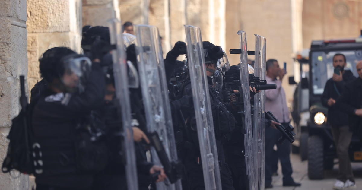 Israeli Police In Full Riot Gear Storm Jerusalem Holy Site After Rock ...