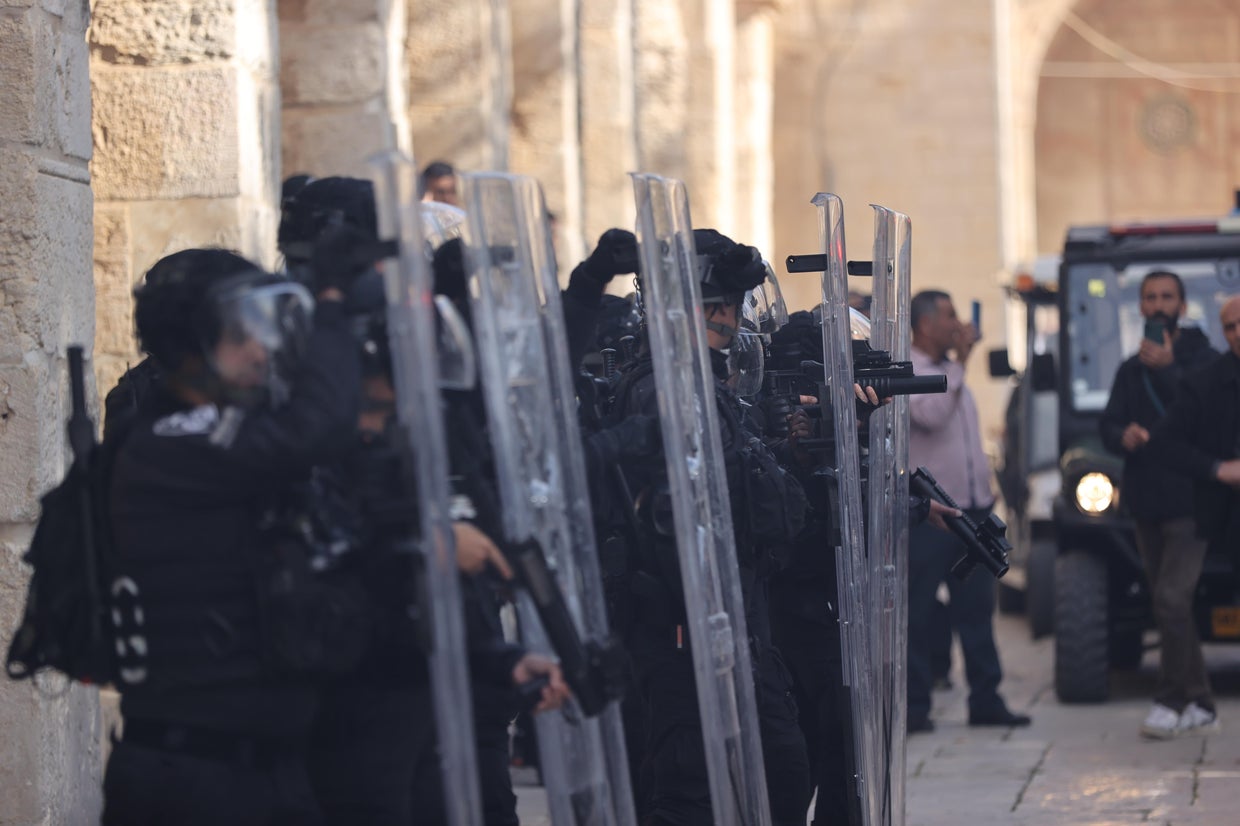 Israeli police in full riot gear storm Jerusalem holy site after rock ...