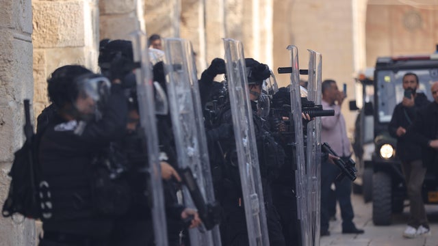 Israeli forces raid Al-Aqsa Mosque 