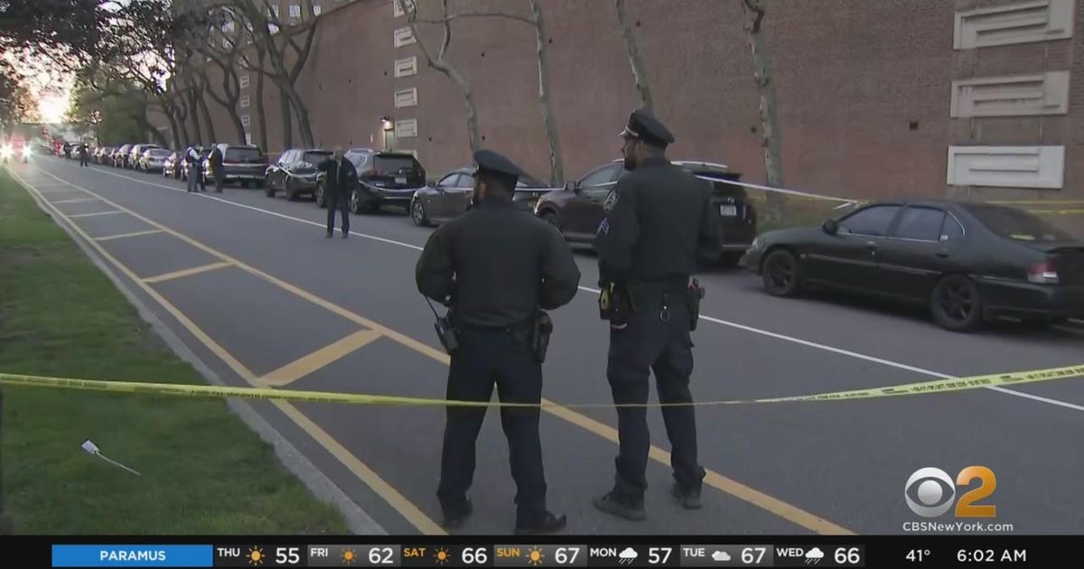 Teens shot near Queens high school - CBS New York