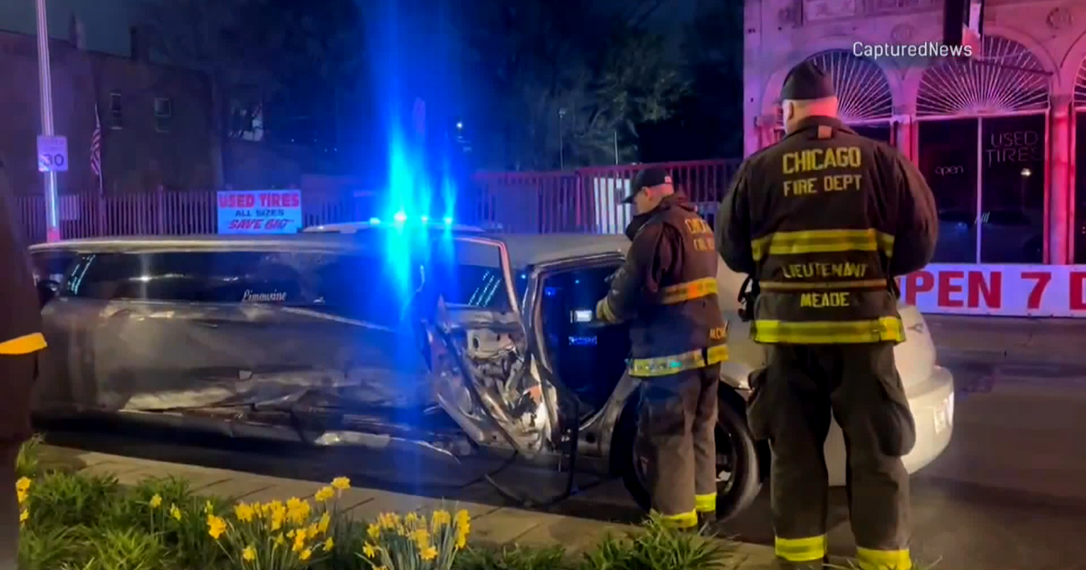 1 dead after multi-car crash on Chicago's Southwest Side - CBS Chicago