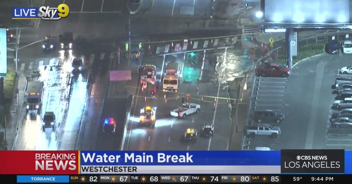 Water main break near LAX closes Sepulveda Boulevard - CBS Los Angeles