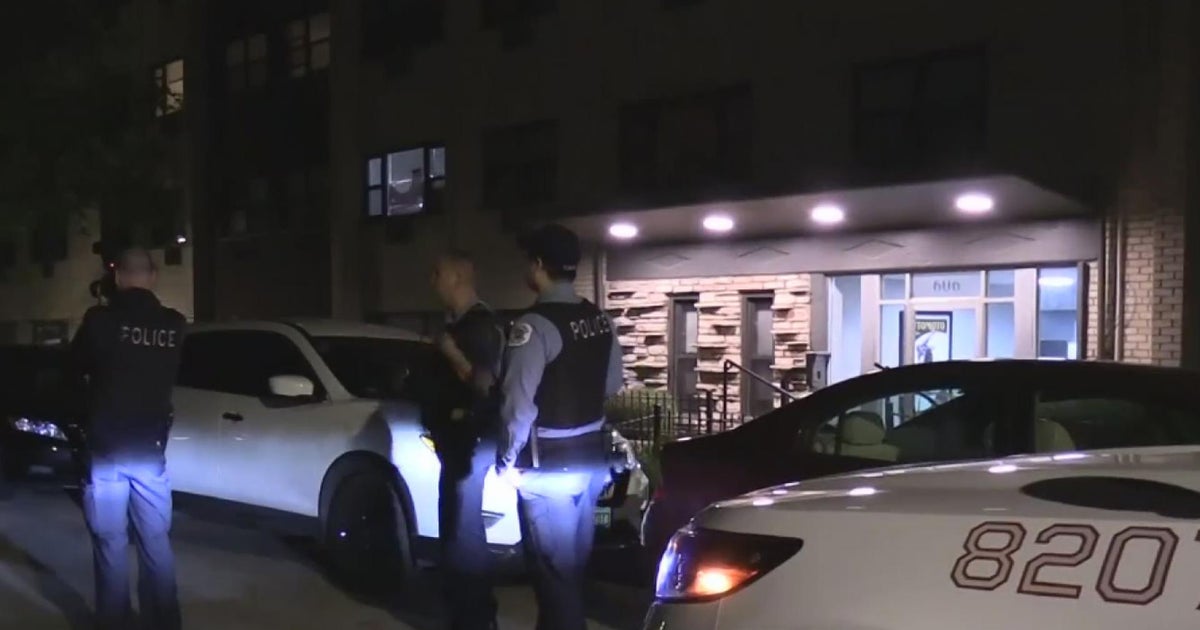 3 people robbed at gunpoint in Lakeview East - CBS Chicago