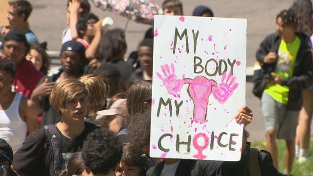 STUDENTS PROTEST ROE V WADE 5PKG.transfer_frame_234 