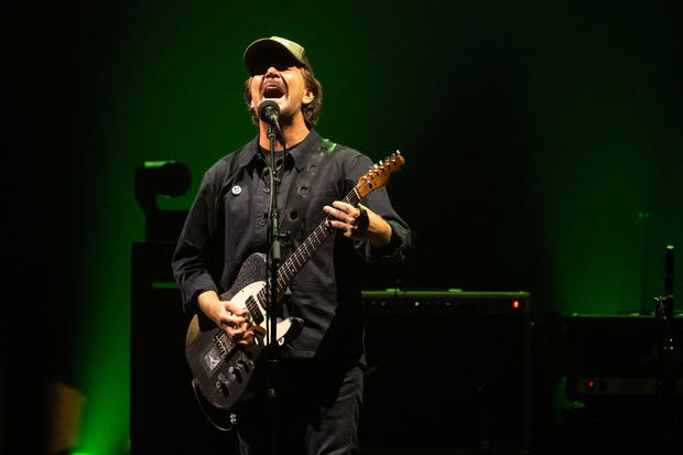 Eddie Vedder performs at Oakland Arena 