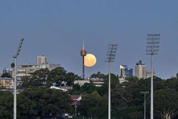 "Super flower blood moon" over Sydney 