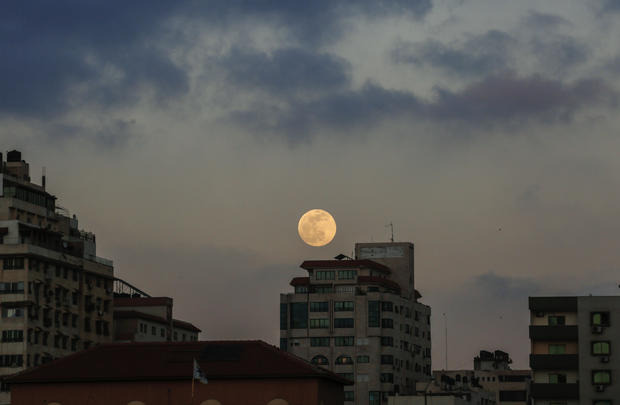 "Super flower blood moon" over Gaza City 