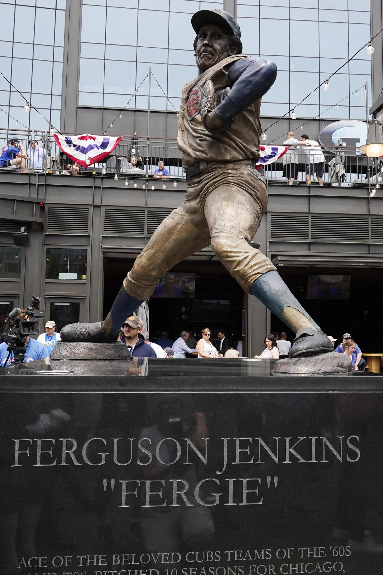 Cubs Unveil Ferguson Jenkins Statue At Wrigley Field Cbs Chicago